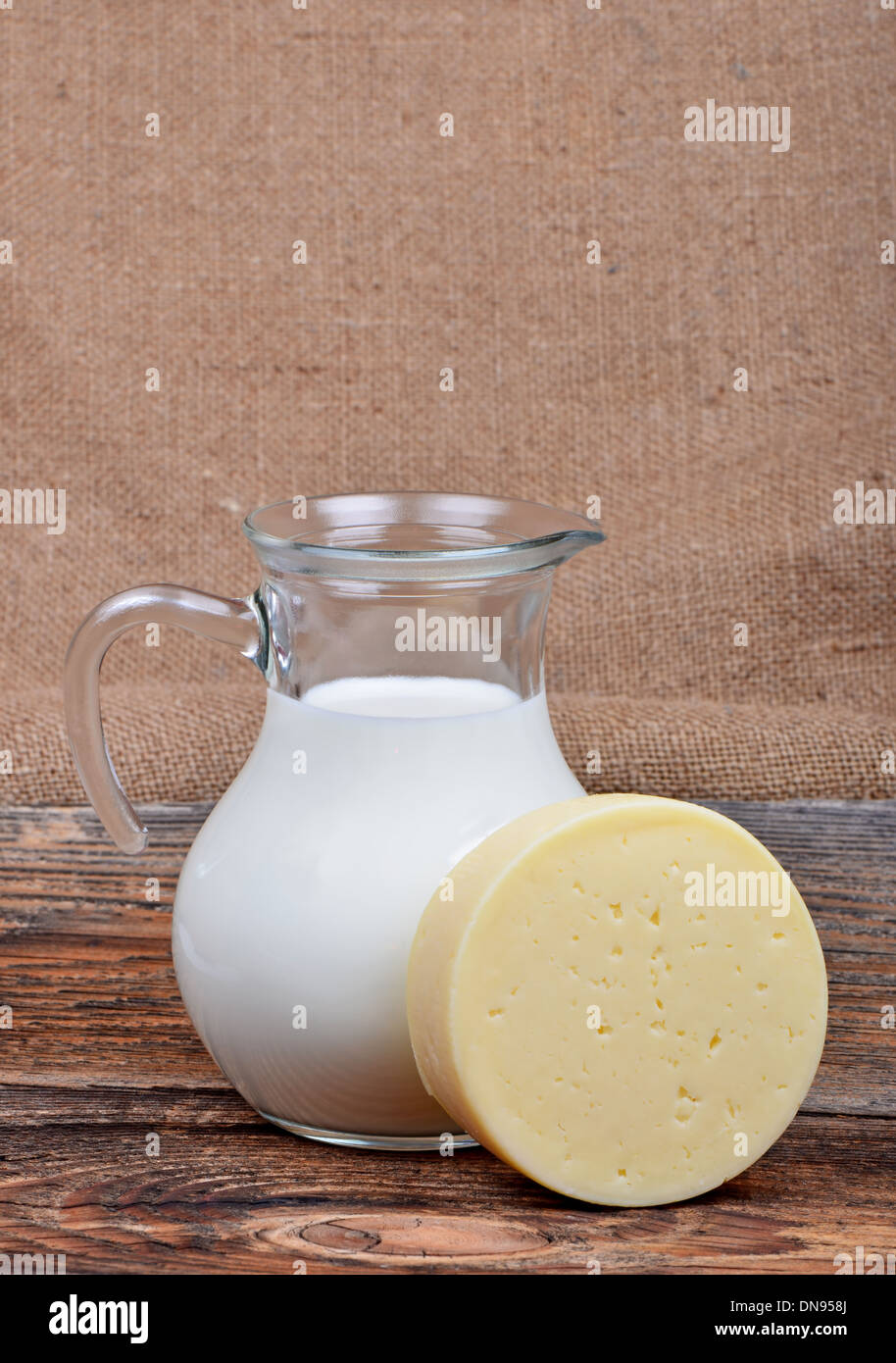Glaskanne mit Milch und Käse Stockfoto
