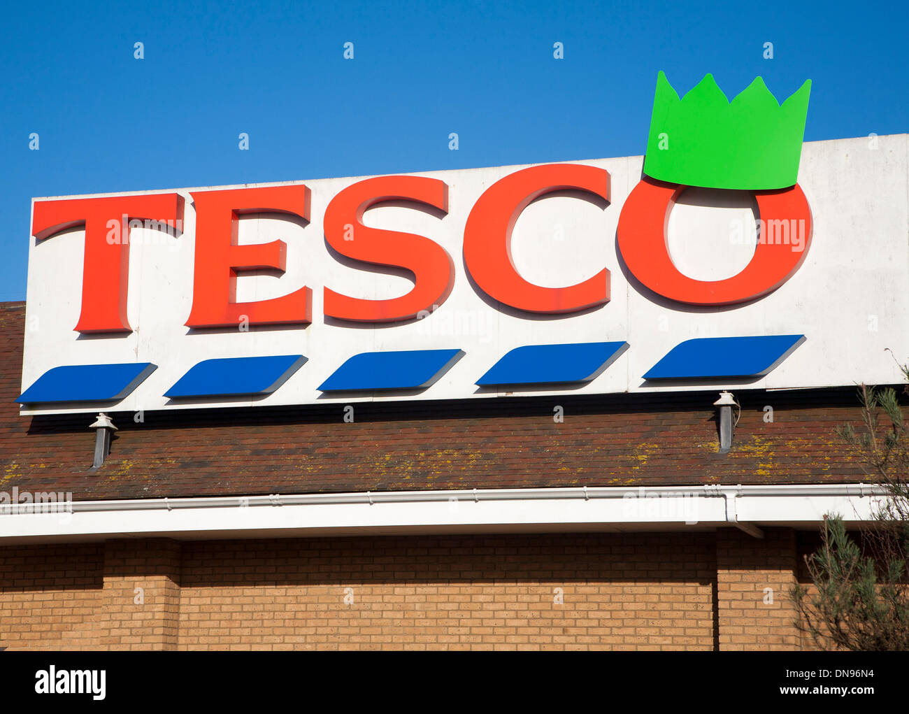 Ipswich, UK. 20. Dezember 2013. Tesco Extra speichern Schild mit Weihnachten Hut, Martlesham, Ipswich, Suffolk, England Credit: Geographyphotos/Alamy Live-Nachrichten Stockfoto