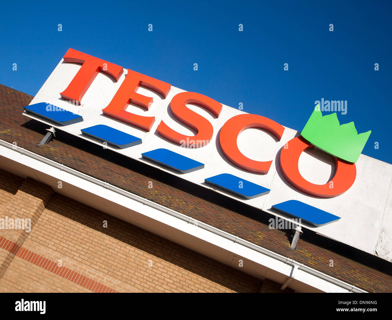 Ipswich, UK. 20. Dezember 2013. Tesco Extra speichern Schild mit Weihnachten Hut, Martlesham, Ipswich, Suffolk, England Credit: Geographyphotos/Alamy Live-Nachrichten Stockfoto