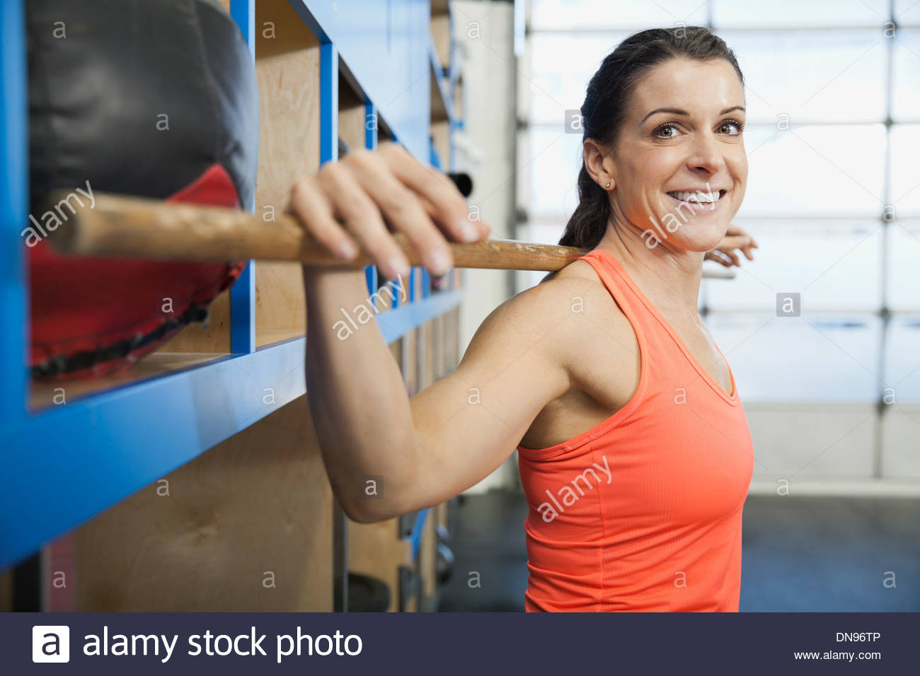 Frau mit hölzernen bar im Fitness-Studio Stockfoto
