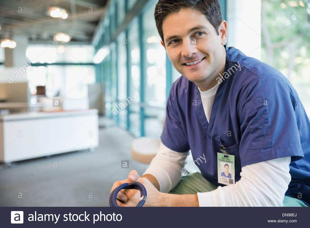 Lächelnder Pfleger wegschauen Stockfoto