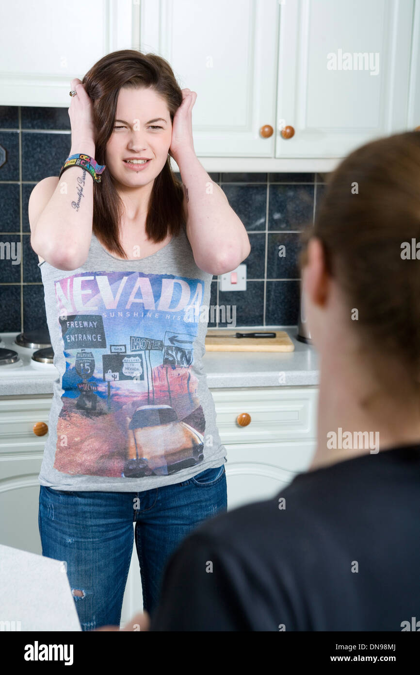 Teenager-Tochter und Mutter streiten in ihrer Küche. Stockfoto