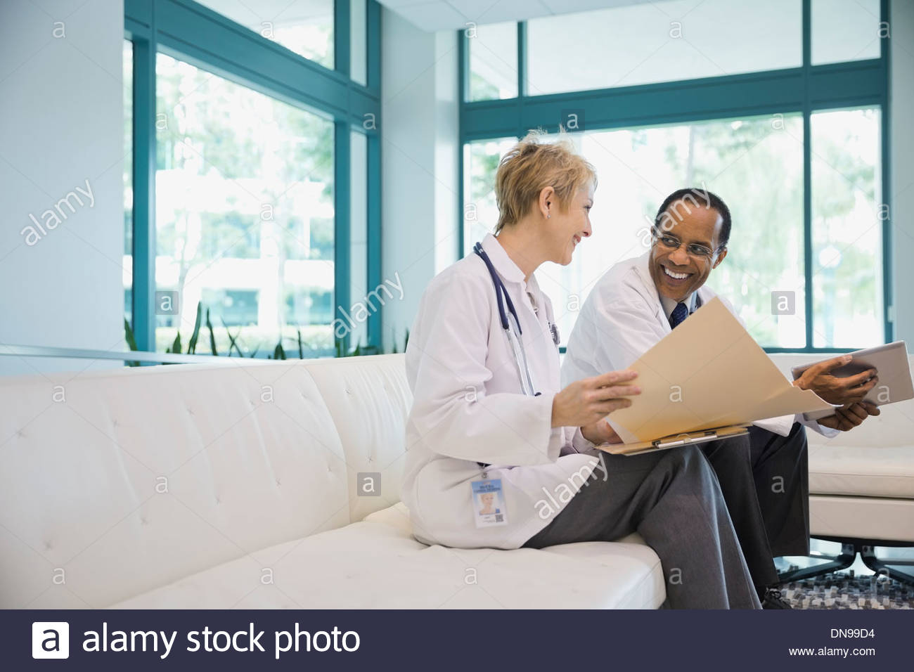 Ärzte, die Erörterung von im Krankenhaus lobby Stockfoto
