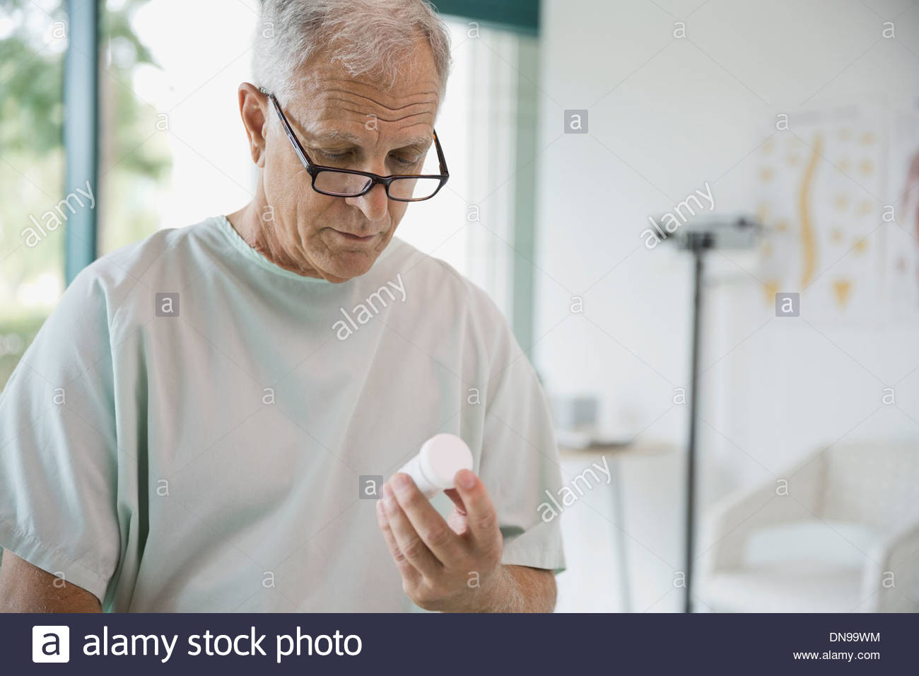 Ältere Patienten Blick auf verschreibungspflichtige Arzneimittel im Krankenzimmer Stockfoto
