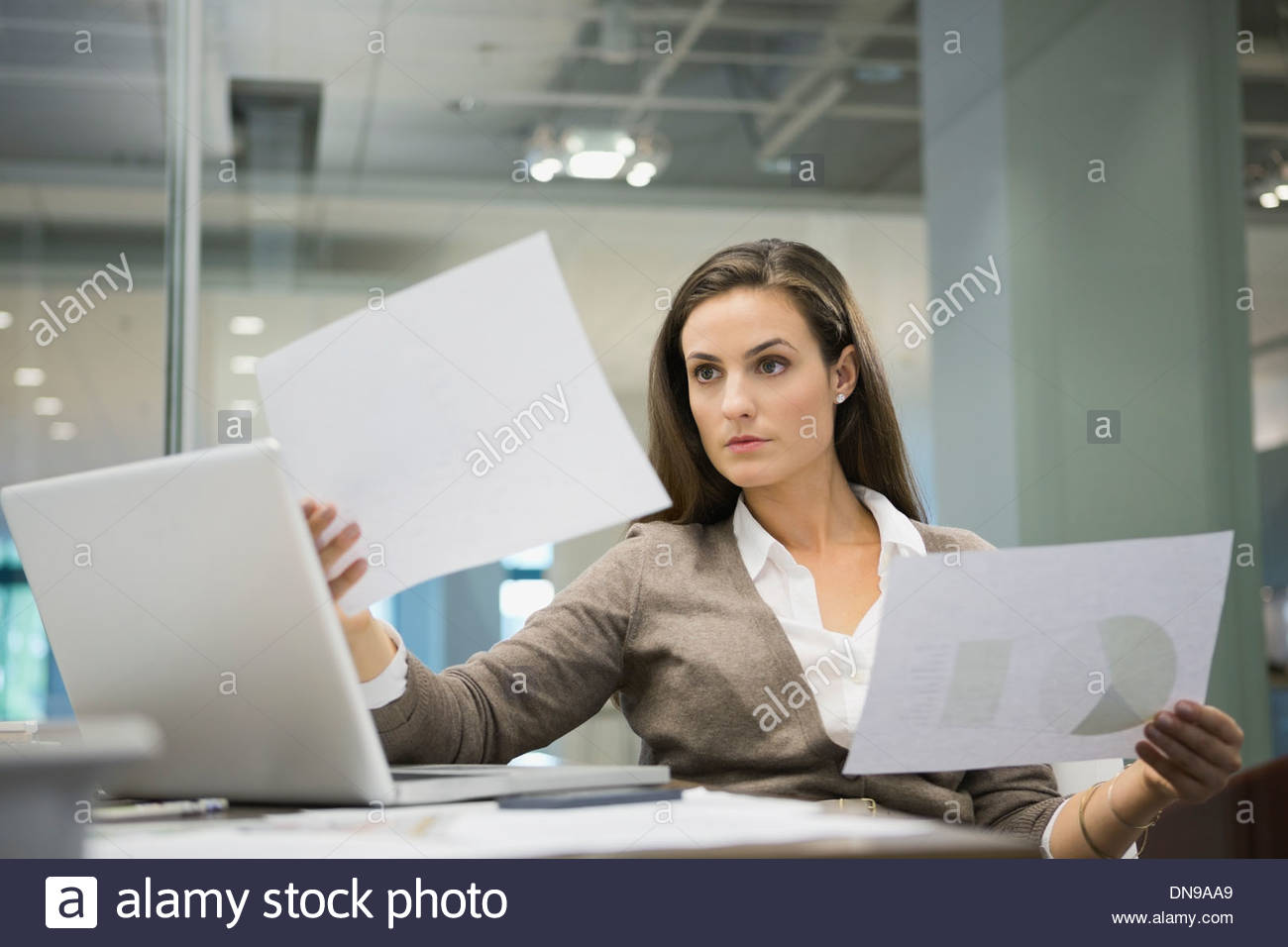 Geschäftsfrau, die Analyse von Dokumenten im Büro Stockfoto