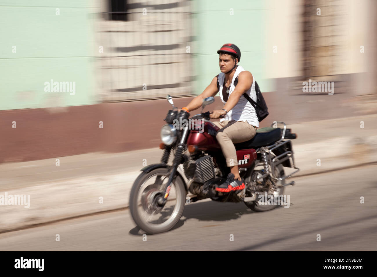 Mann auf einem Motorrad Motorrad mit Motion blur, Trinidad, Kuba, Karibik,  Lateinamerika Stockfotografie - Alamy