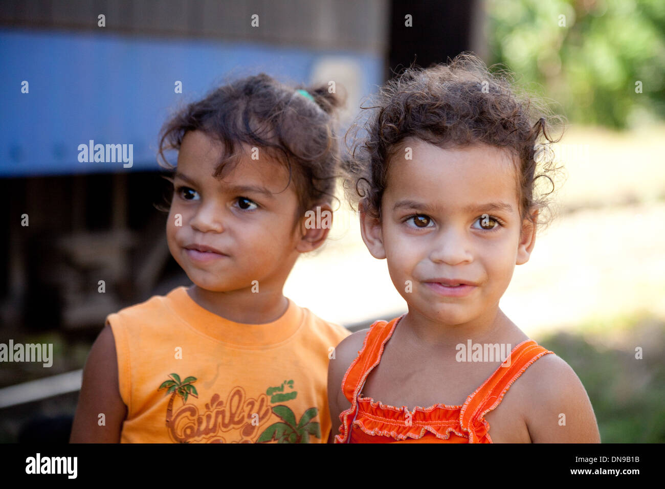 Zwei junge kubanische Kinder im Alter von Mädchen im Alter von 5 Jahren, Trinidad, Kuba, Karibik-Lateinamerika Stockfoto