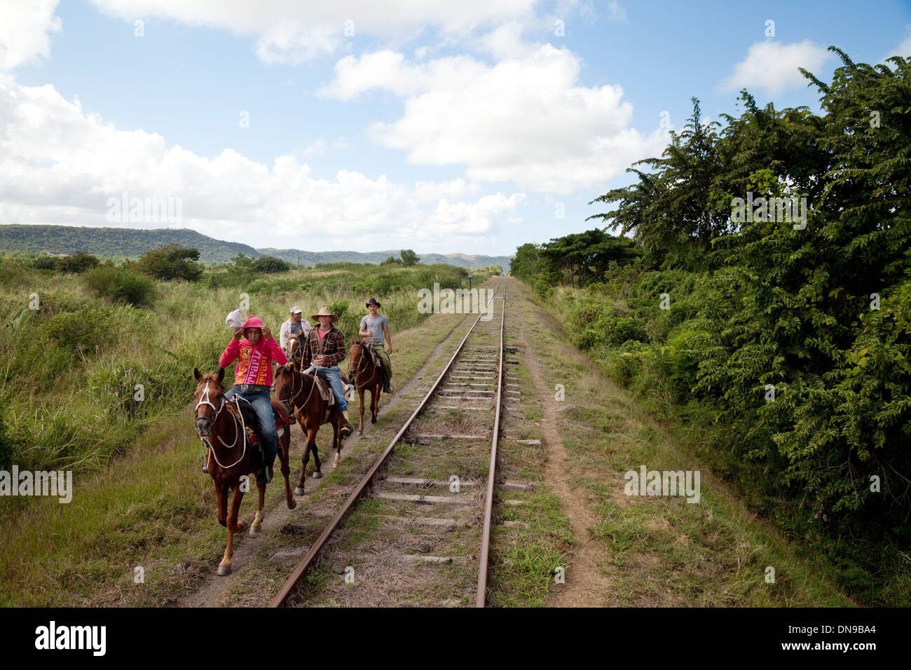 Menschen, die Pferde an der Bahnlinie reiten, Trinidad, Kuba karibik Kultur / Lifestyle, Lateinamerika Stockfoto