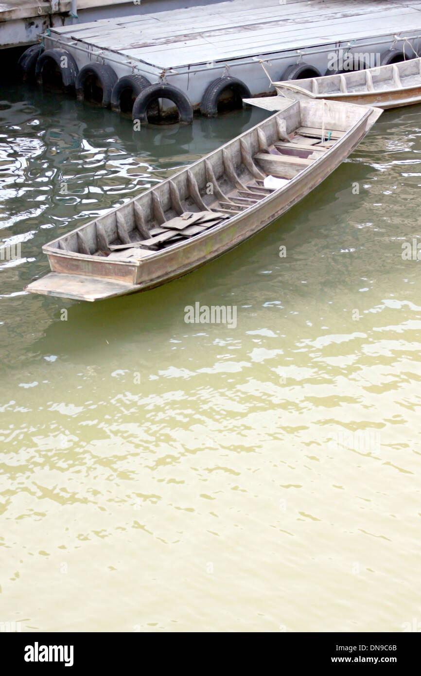 Holzboot oder Kanus Thailand Stil im Fluss. Stockfoto