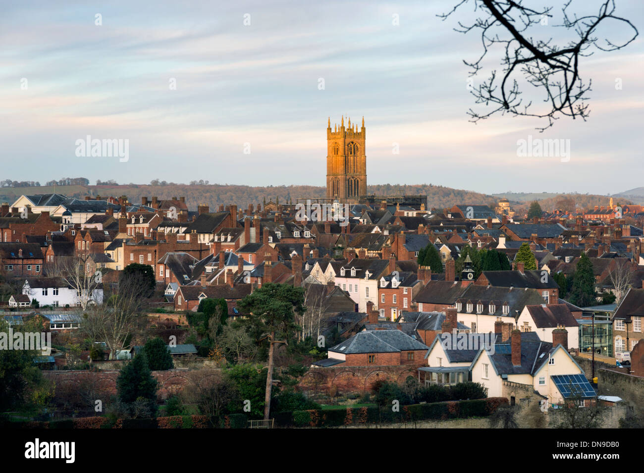 Das Land Stadt Ludlow, Shropshire, UK. St. Laurence Church aus über den Fluss Teme im Westen gesehen. Stockfoto