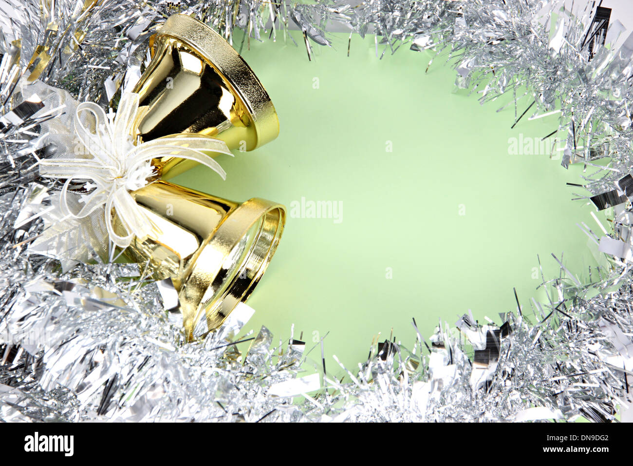 Knusprig goldene Glocken und Dekorationen Silber Band können Weihnachten und Neujahr. Stockfoto