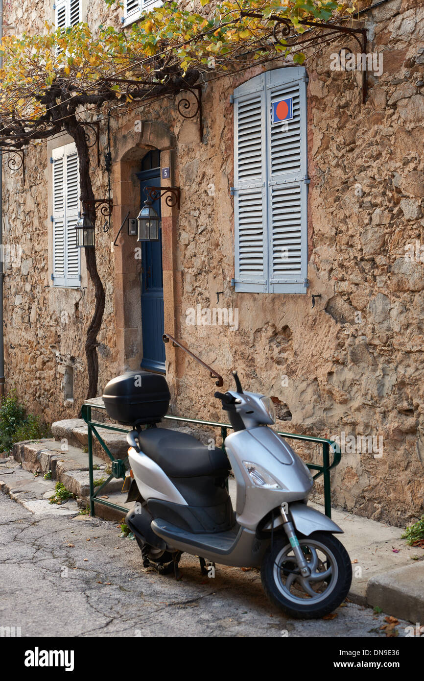 Typische Saint Tropez Straße mit Moped, Provence, Frankreich Stockfoto