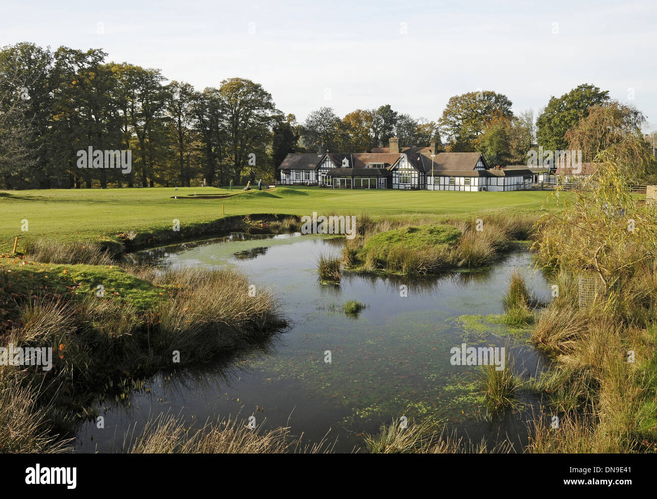 Knole Park Golfclub - Blick über den kleinen Teich, 18. Grün und Clubhaus mit Herbst-Farben und Bäume Sevenoaks Kent England Stockfoto