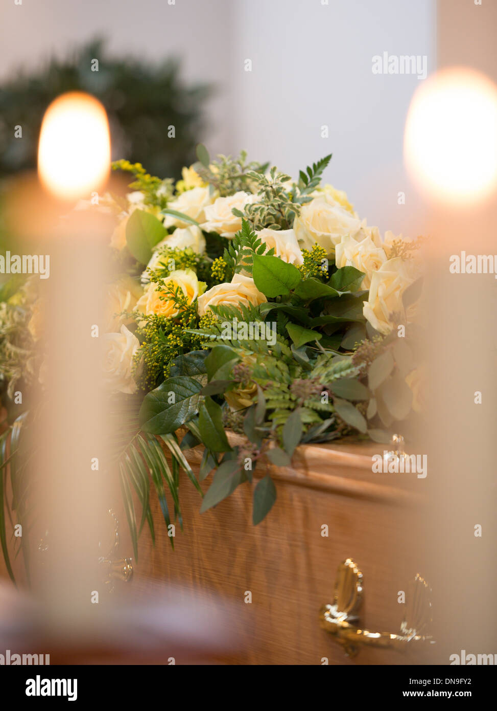 Sarg in einer Trauerfeier (inszenierten Dienst, keine tatsächliche Beerdigung). Stockfoto