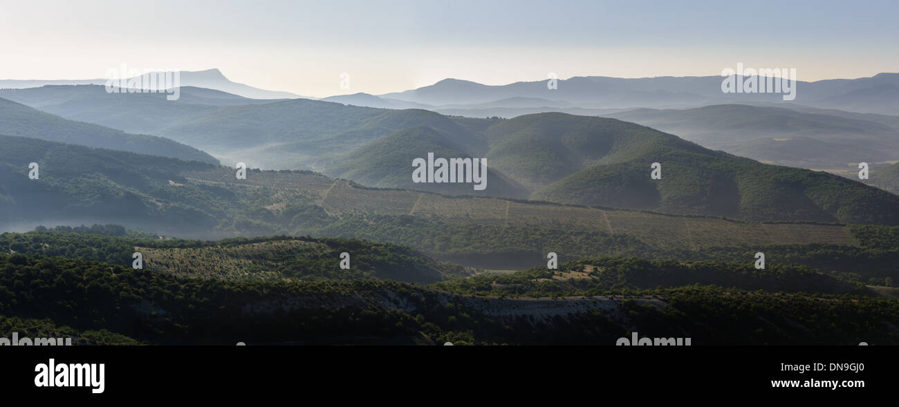Landschaft, Sonnenaufgang über dem nebligen Hügeln, Panorama, genäht von 3 Bildern Stockfoto