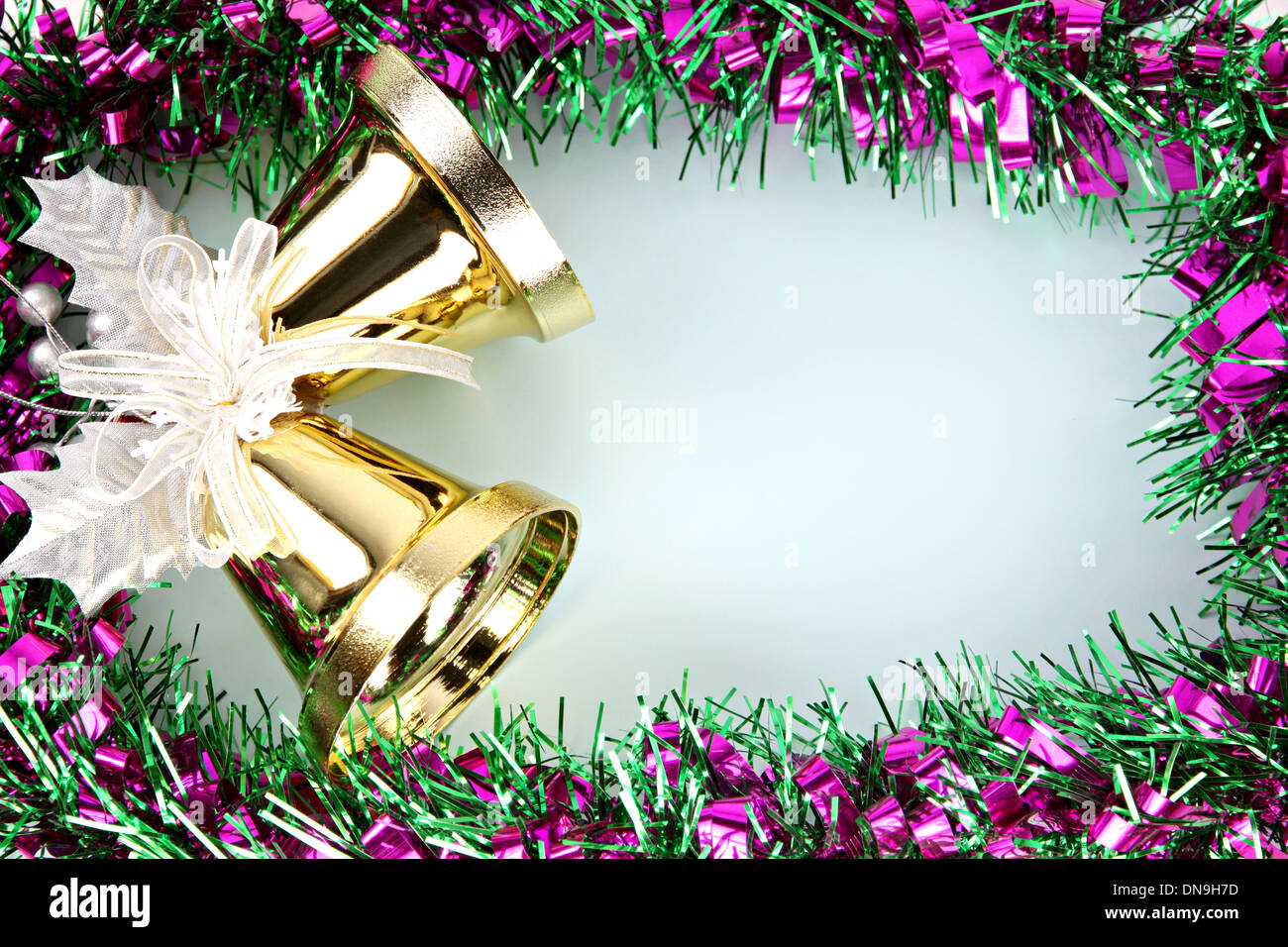 Knusprig goldene Glocken und Dekorationen Farbband für Weihnachtsfeier Stockfoto