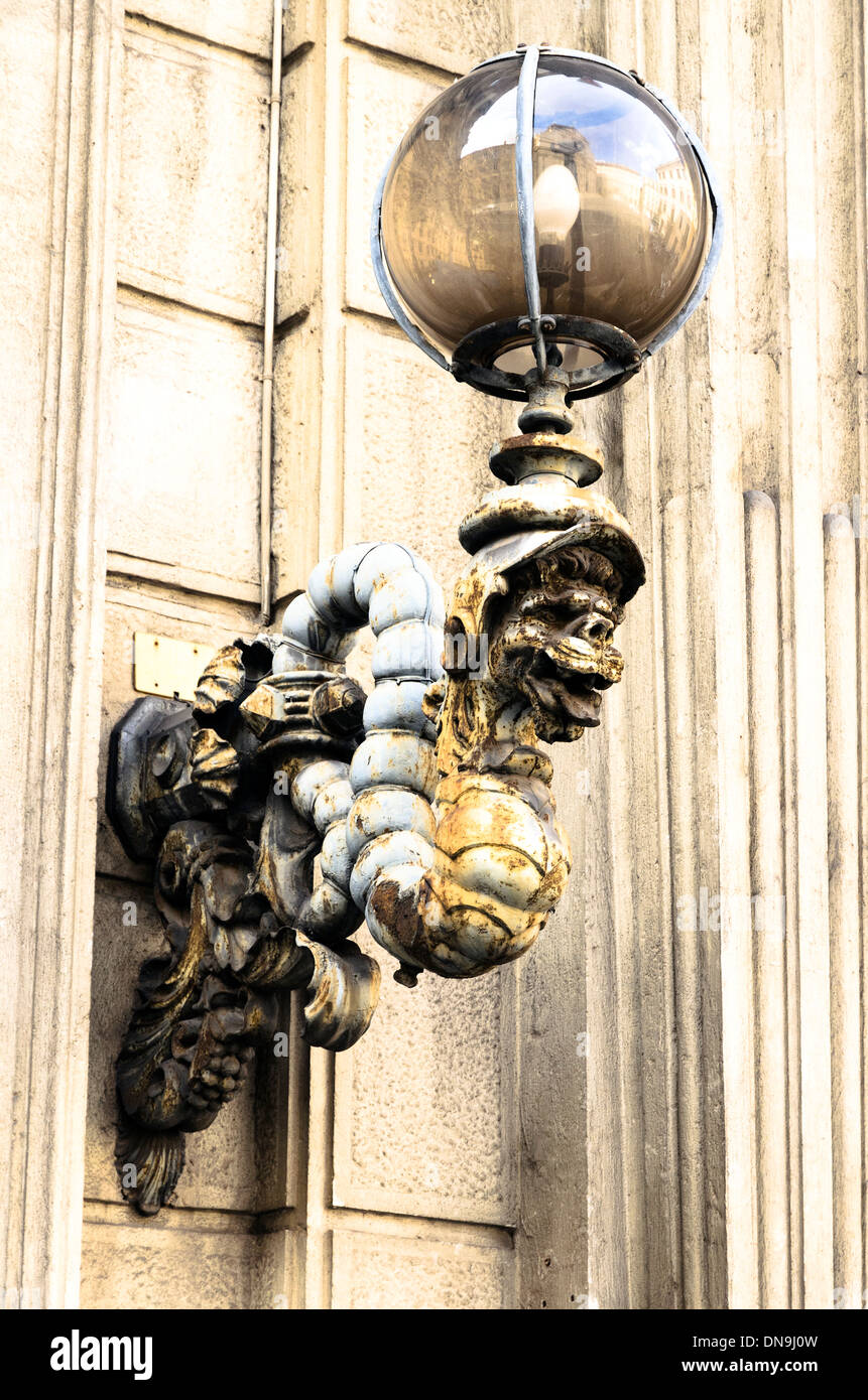 Bronze-Lampe am Eingangstor des Cenci-Bolognetti Palace in Piazza del Gesu'-Rom, Italien Stockfoto