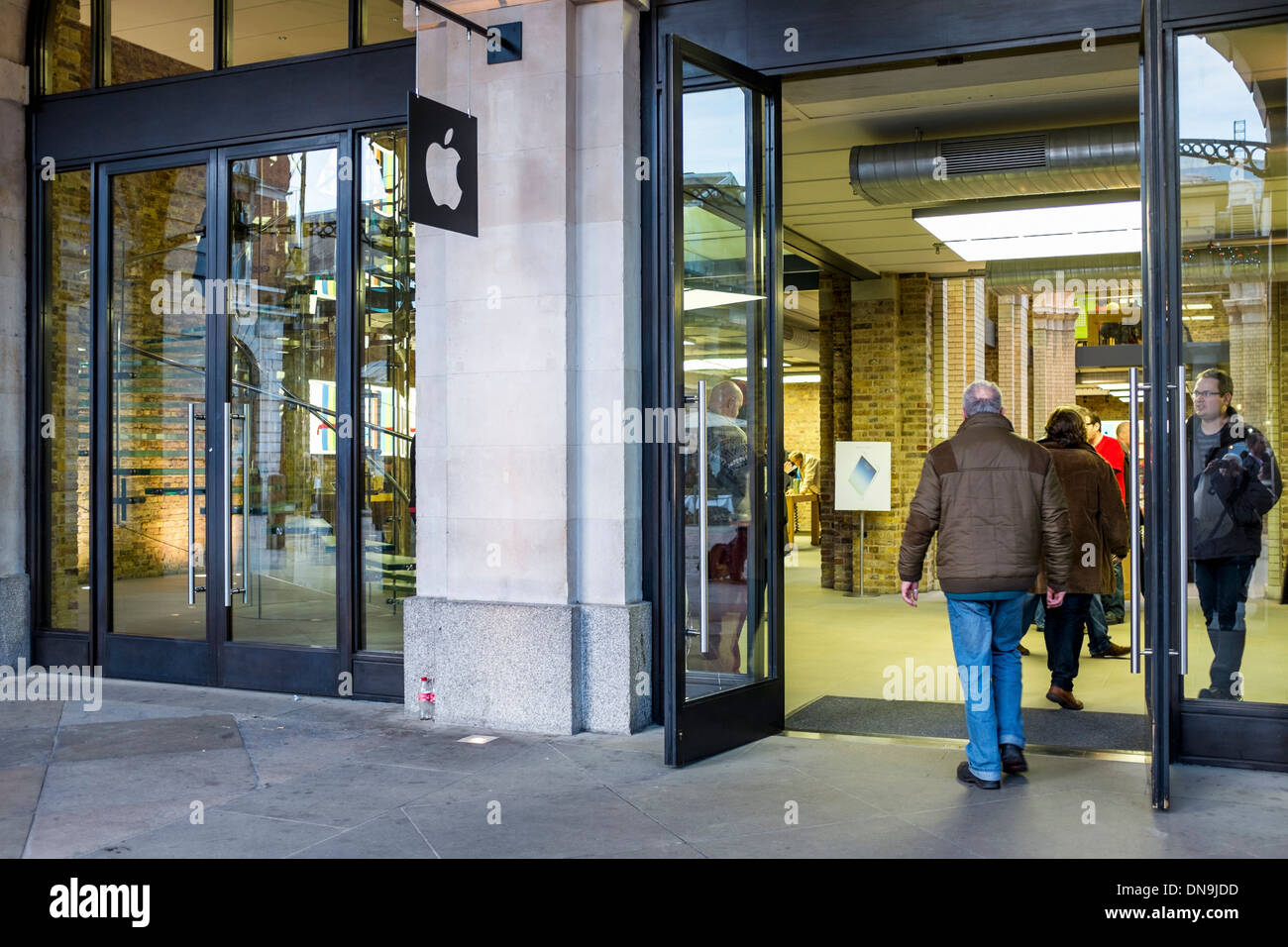 Apple Covent Garden Store verkauft Computer in einem restaurierten Gebäude aus dem Jahr 1876 mit einem Glasatrium, Mauerwerk, Steinböden, einer Glastreppe, London UK Stockfoto