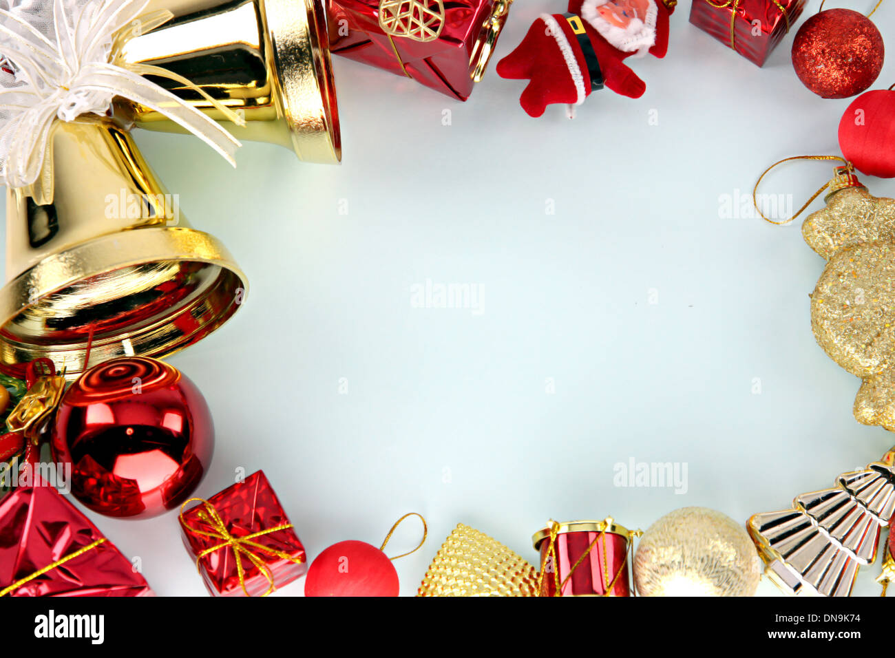 Knusprig goldene Glocken und Dekorationen können Weihnachten und Neujahr. Stockfoto