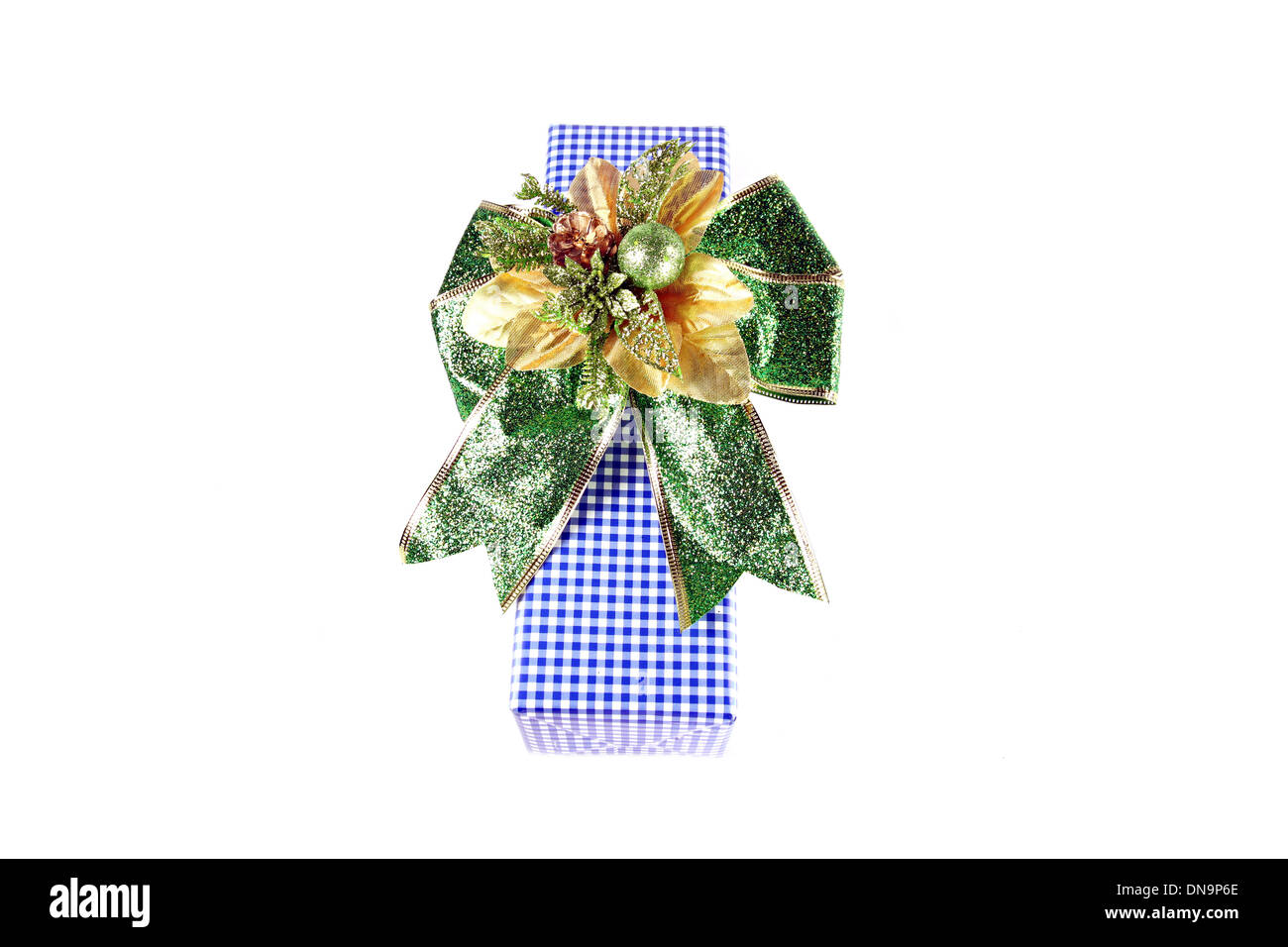 Green Ribbon und blauen Geschenkbox auf weißem Hintergrund. Stockfoto
