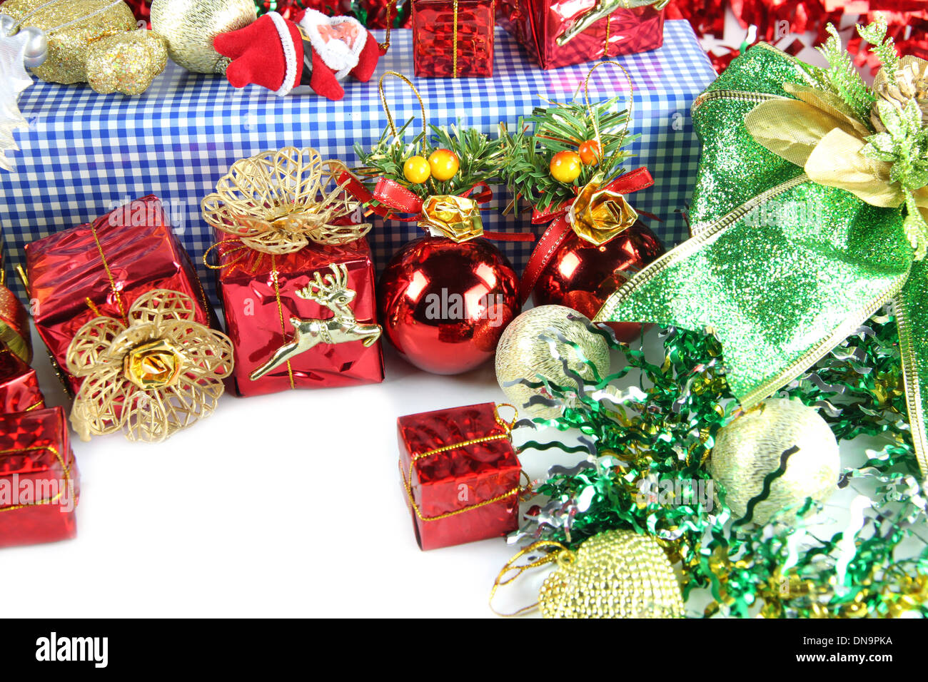 Rote Kugel und Geschenk-Box von Dekorationen in Weihnachten oder Silvester. Stockfoto