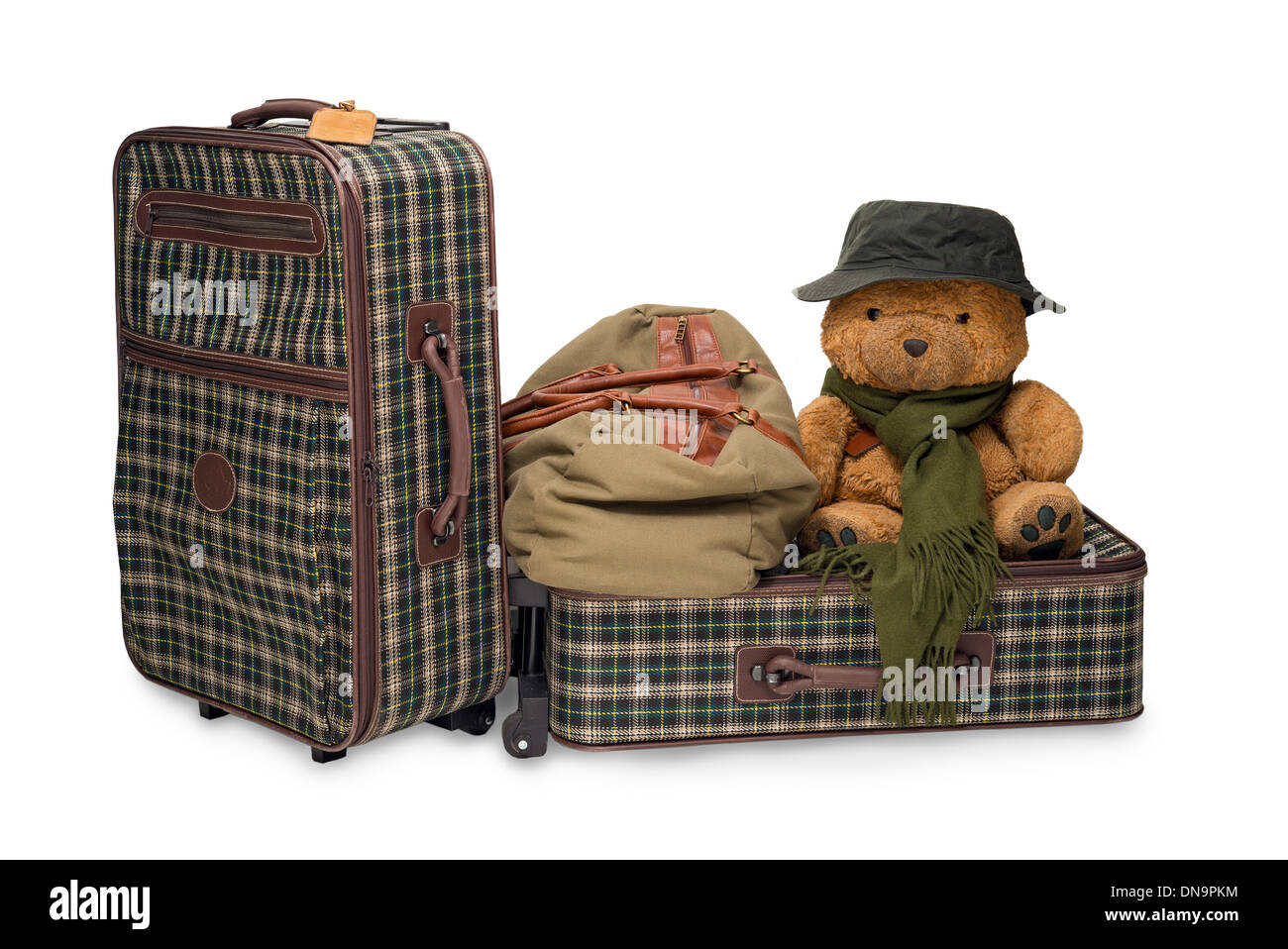 Zwei Koffer, eine Handtasche und ein Teddy-Bär mit Hut. Isoliert Stockfoto