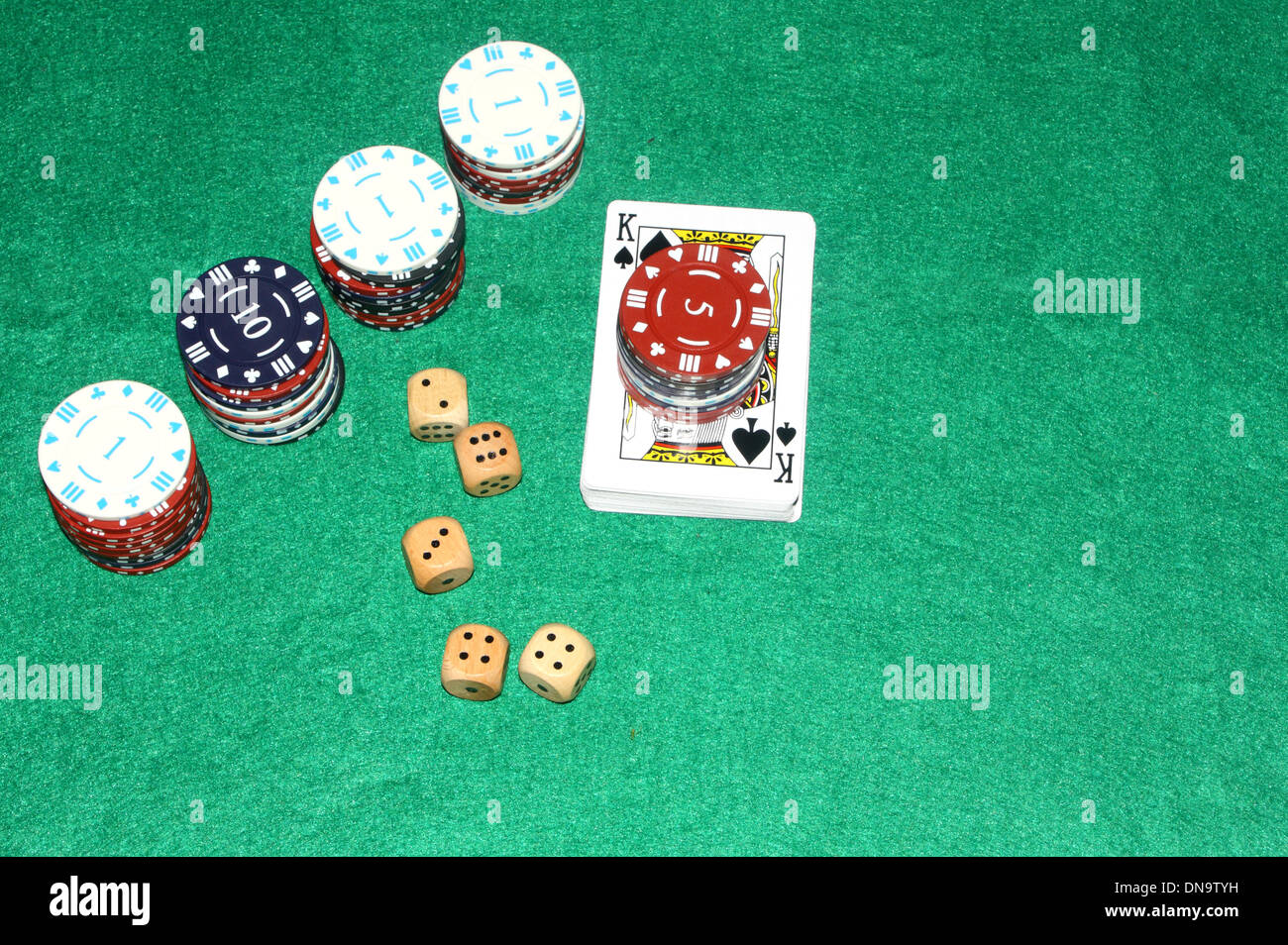 Ein Bild das Konzept von Freizeit und Erfolg mit Karten, würfeln und den Pot zu gewinnen Stockfoto