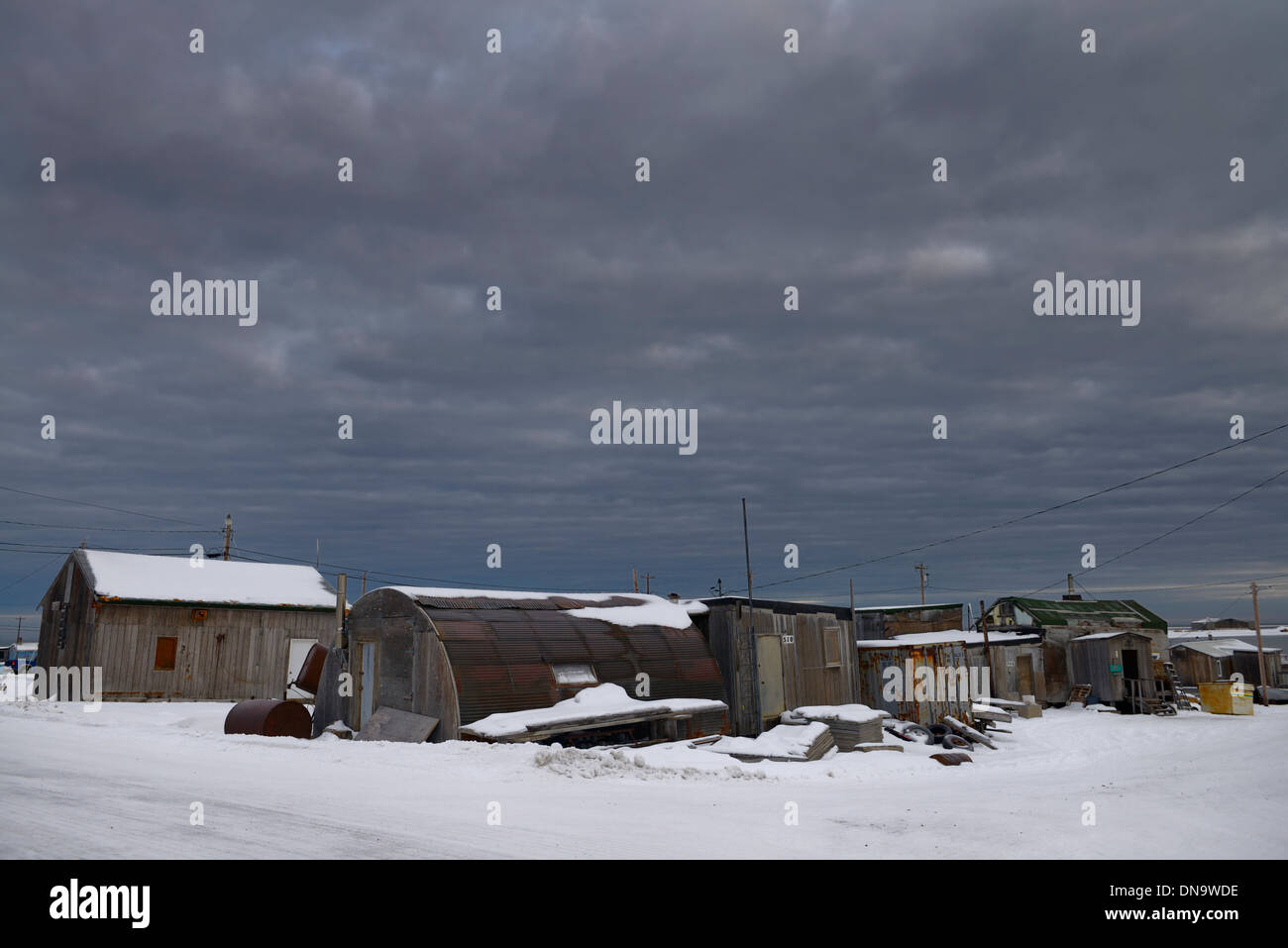 Dunkle Wolken über Lagerschuppen und Häuser der Eskimo inupiat Dorf kaktovik Alaska an die Beaufortsee Stockfoto