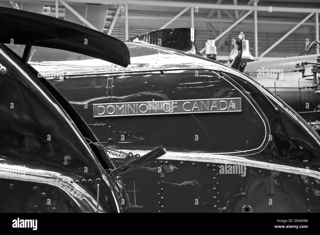 A4-Pazifik Dominion of Canada Typenschild von der offenen Streamline Gehäuse der Stockente im National Railway Museum York eingeklammert. Stockfoto
