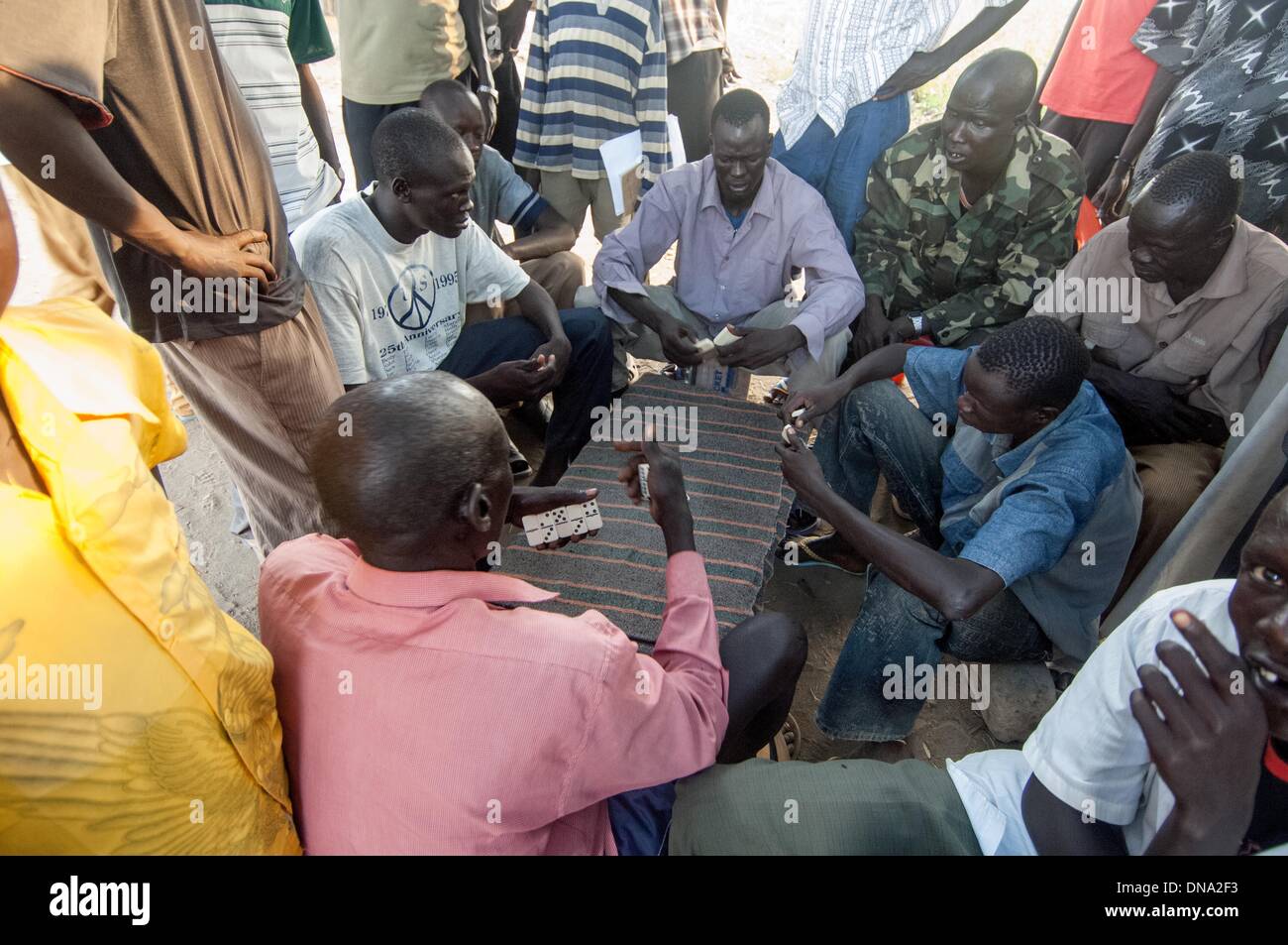 Alian, Jonglei, Süd-Sudan. 13. November 2009. Dinka Männer spielen Karten in Bor, Jonglei, Süd-Sudan in einem 2009 Datei Foto. Arbeitslosigkeit führt hoch in Süd-Sudan, und es ist eines der wenigsten gebildeten Ländern der Welt verlassen, was wenig Arbeit vor allem für Arbeitnehmer aus den benachbarten Ländern verfügbar ist. Wille © Seberger/ZUMAPRESS.com/Alamy Live-Nachrichten Stockfoto