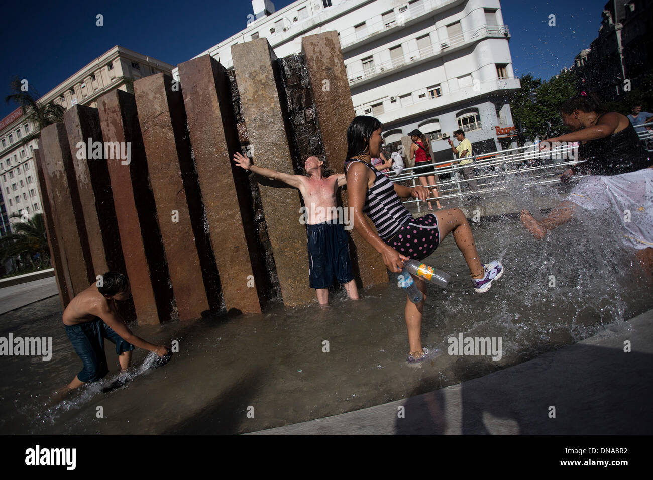 Buenos Aires, Argentinien. 20. Dezember 2013. Menschen erfrischen Sie sich in ein Replikat der Iguazu Wasserfälle während einer Handlung zum 12. Jahrestag der Volksrepublik Rebellion von 2001, bekannt als die "Argentinazo" in Buenos Aires, Argentinien am 20. Dezember 2013. Bildnachweis: Martin Zabala/Xinhua/Alamy Live-Nachrichten Stockfoto