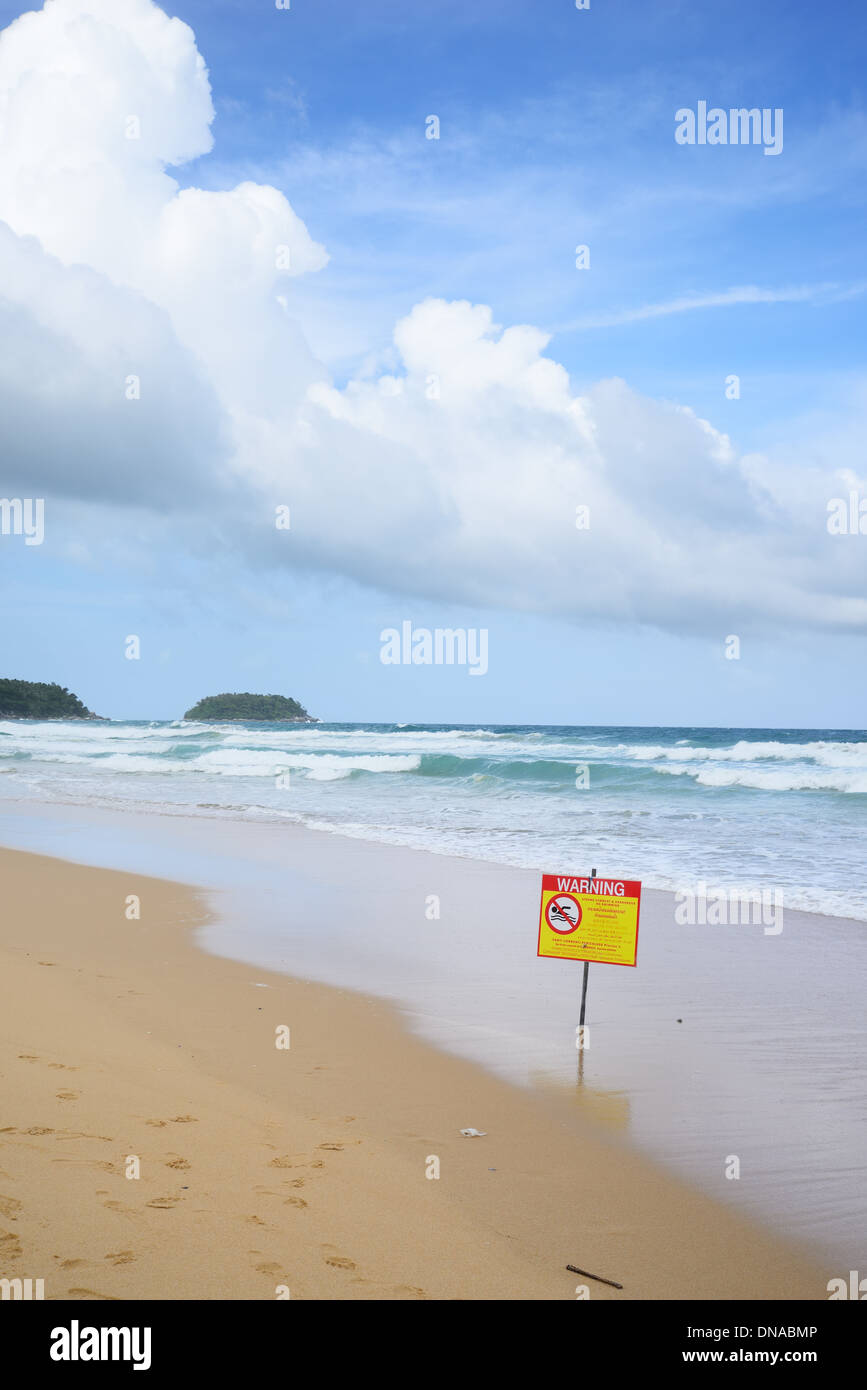 kein Schwimmen, Warnung, Strand von Karon, Phuket Stockfoto