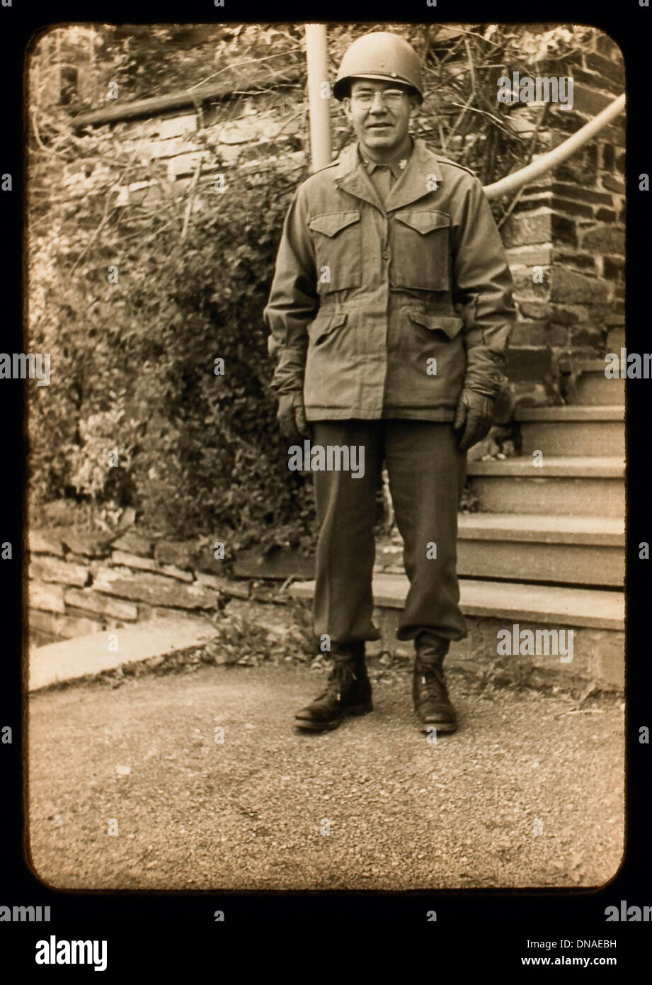 Soldat auf Basis der Treppe, Portrait, WWII, Dritte Armee-Division, uns Armee Militär, Europa, 1943 Stockfoto