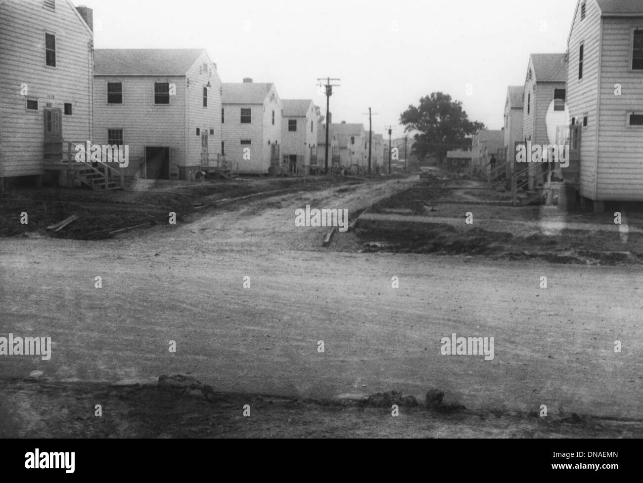 Militärische Bauten entlang der unbefestigten Straße, WWII, 2nd Battalion, 389th Infanterie, US-Armee militärische Basis Indiana, USA, 1942 Stockfoto