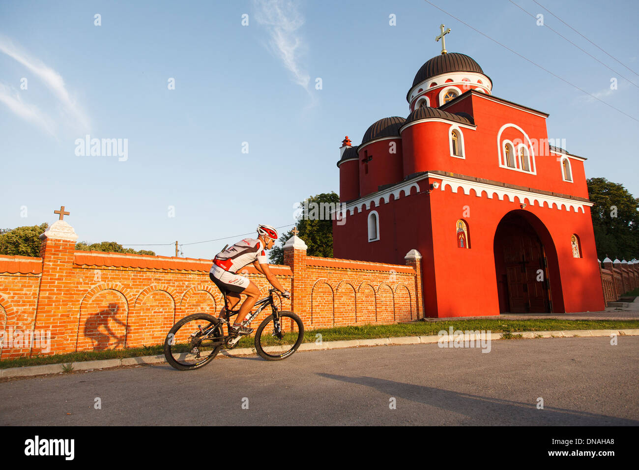 Biker in Fruska Gora Krusedol Kloster. Novi Sad, Serbien, Europa Stockfoto