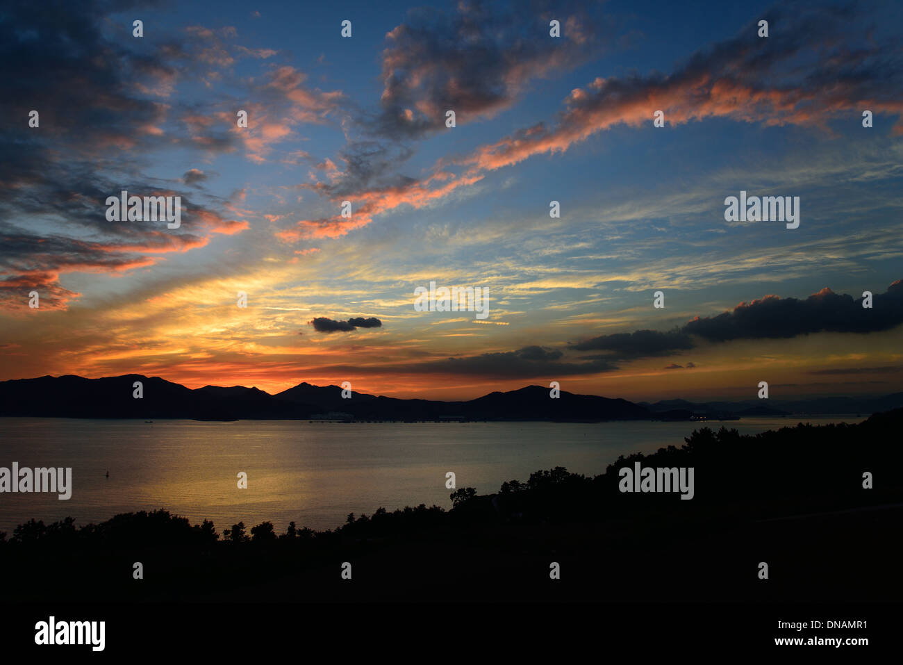 den Sonnenuntergang Namhae am Meer in Korea Stockfoto