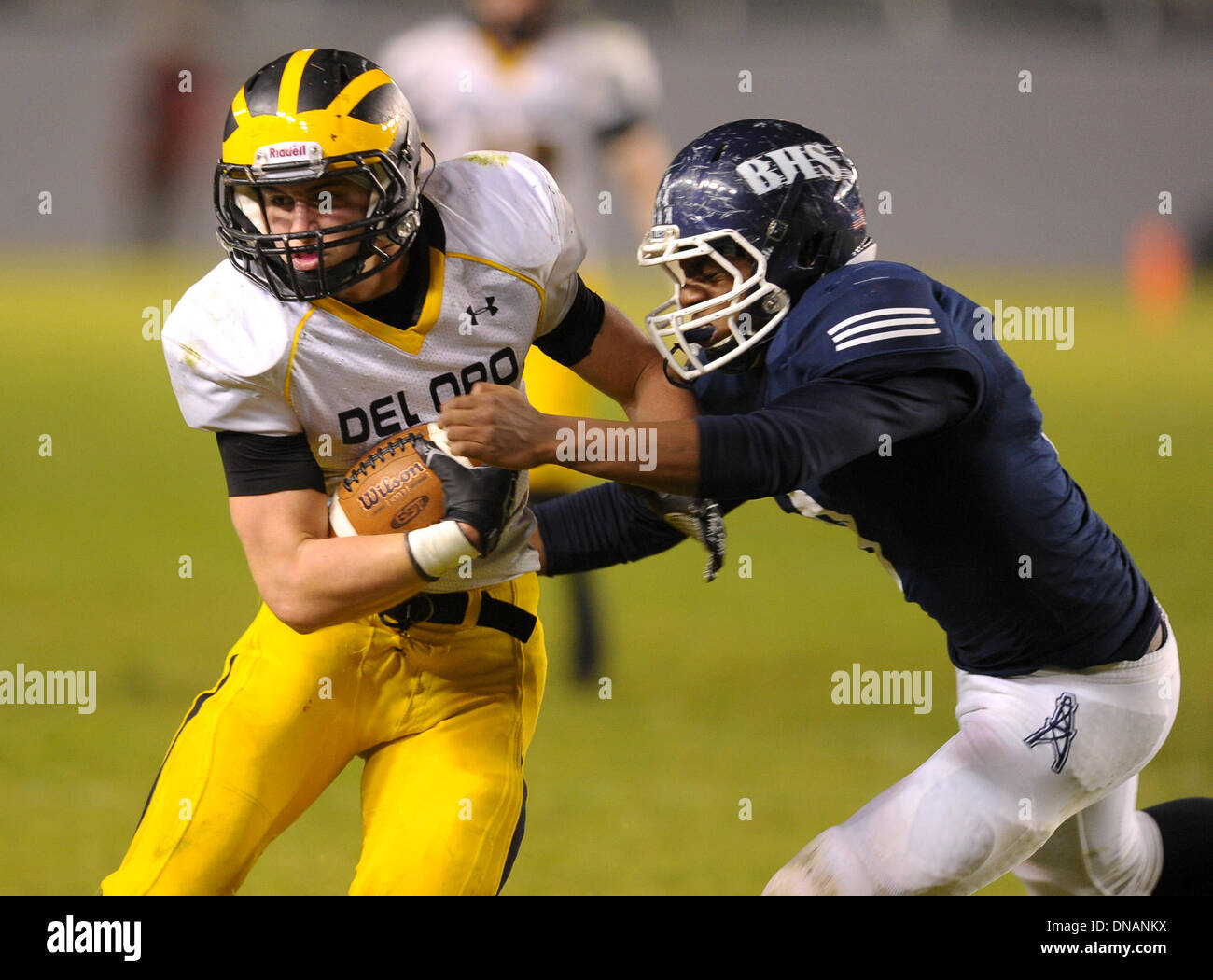 Carson, Kalifornien, USA. 20. Dezember 2013. 20. Dezember 2013 Carson, CA Del Oro Steinadler Te Tyler Meteer #8 vermeidet das Tackle von Bakersfield Drillers lb Jeremiah Reddick #9 in die CIF State Division 4 Meisterschaft Bowl-Spiel zwischen Del Oro Steinadler und den Bakersfield Bohrer im Stub Hub Center in Carson, CA. David Hood/CSM. Bildnachweis: Csm/Alamy Live-Nachrichten Stockfoto