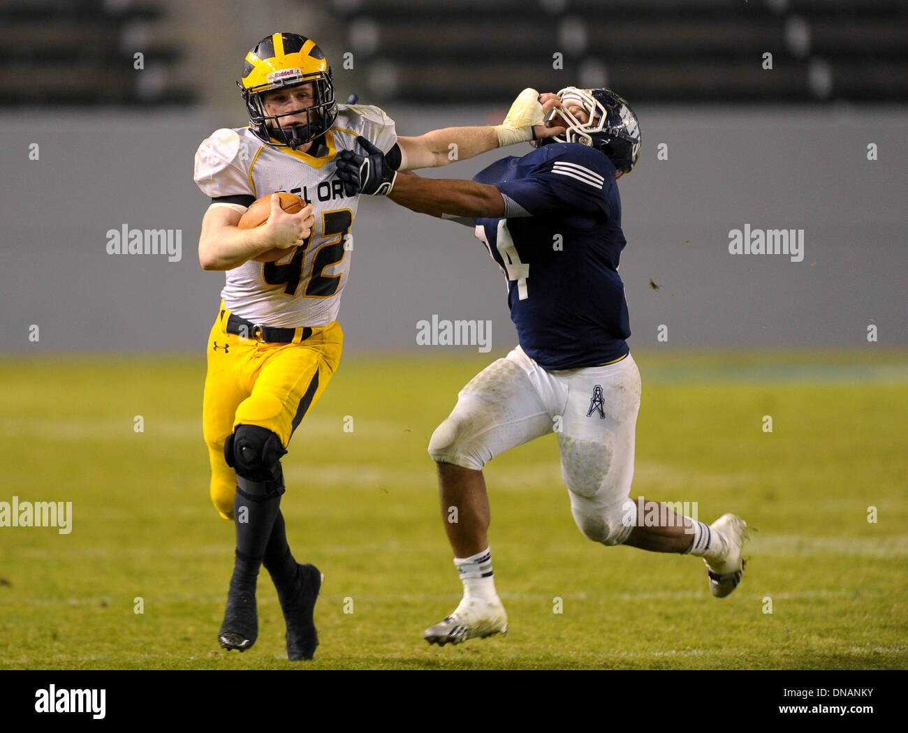 Carson, Kalifornien, USA. 20. Dezember 2013. 20. Dezember 2013 Carson, CA Del Oro Steinadler Rb Dylan Kainrath #42 steifen Arme Bakersfield Drillers lb Marcus Bruce #34 in CIF State Division 4 Meisterschaft Schüssel Spiel zwischen Del Oro Steinadler und den Bakersfield Bohrer im Stub Hub Center in Carson, CA. David Hood/CSM. Bildnachweis: Csm/Alamy Live-Nachrichten Stockfoto