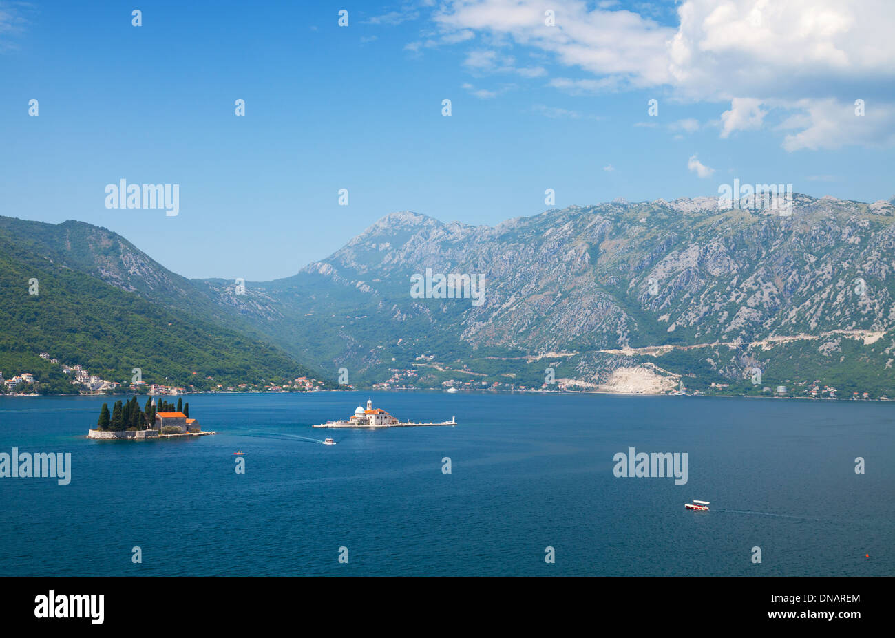 Bucht von Kotor Landschaft mit kleinen Inseln und Boote Stockfoto