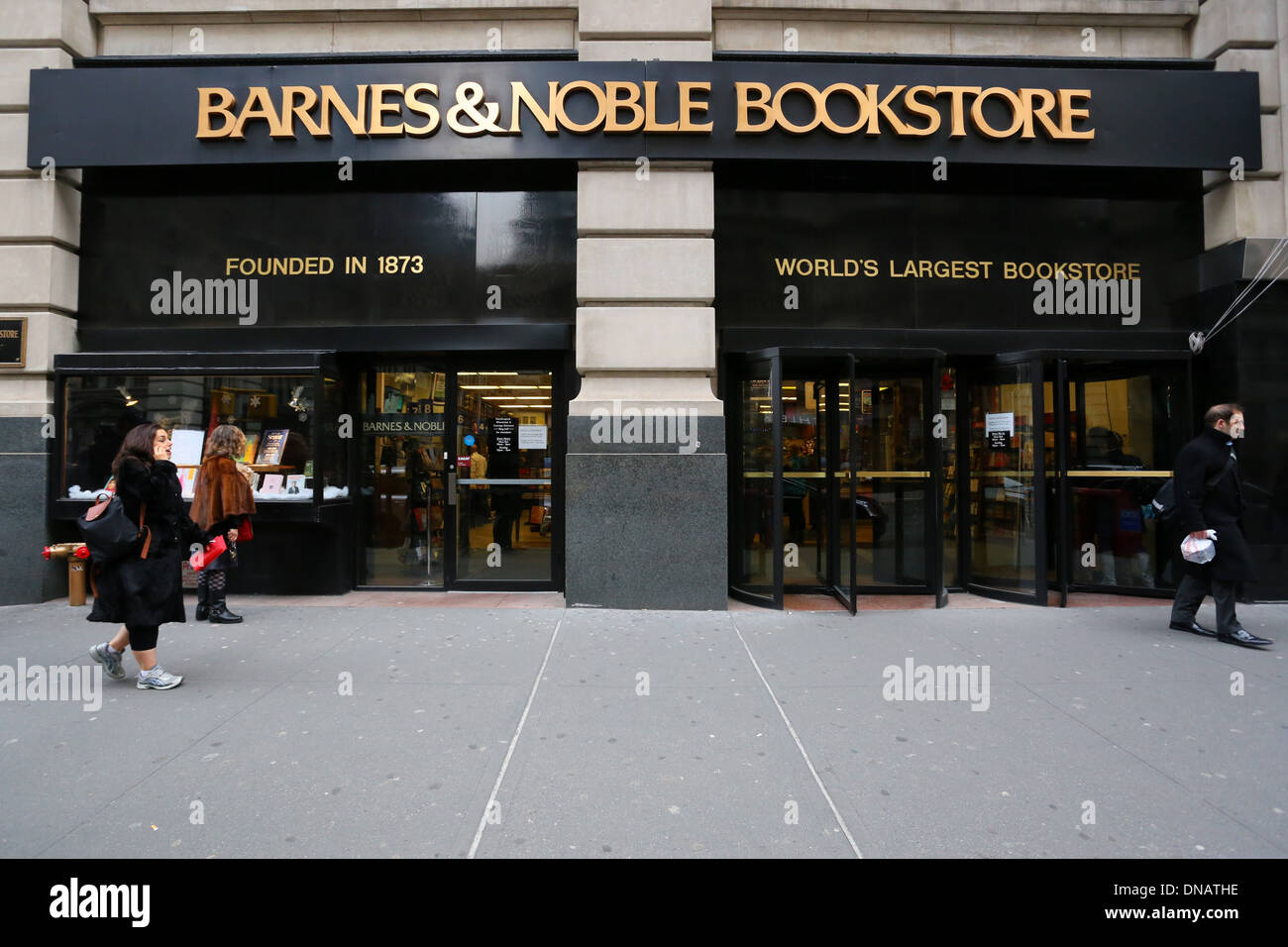 [Historisches Schaufenster] Barnes & Noble Bookstore Chelsea, 105 Fifth Ave, New York, NY. Außenfassade einer Buchhandlung. Stockfoto