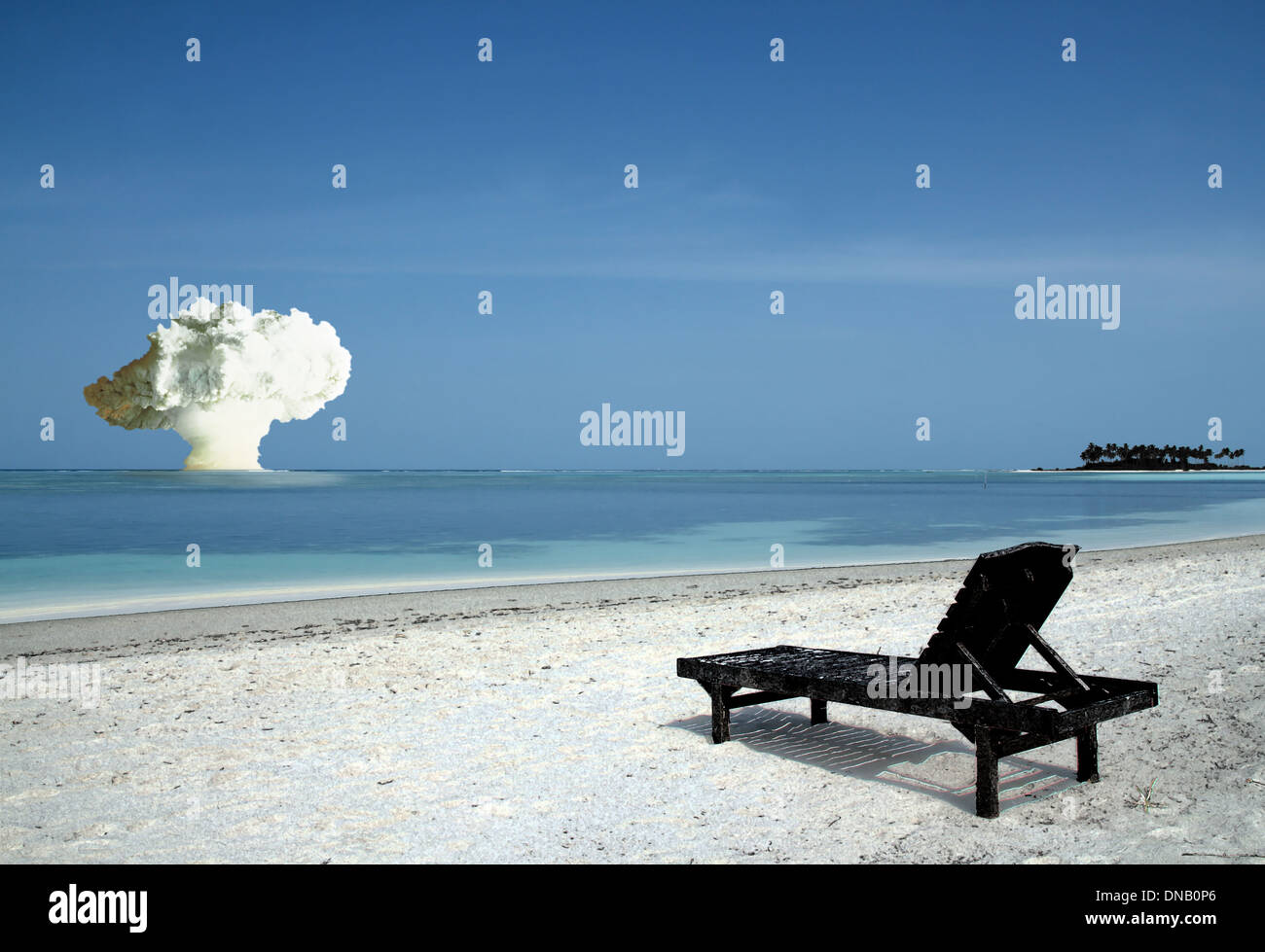 Sonnenliege am Strand tropischen Insel mit Atombombe am Horizont verbrannt Stockfoto