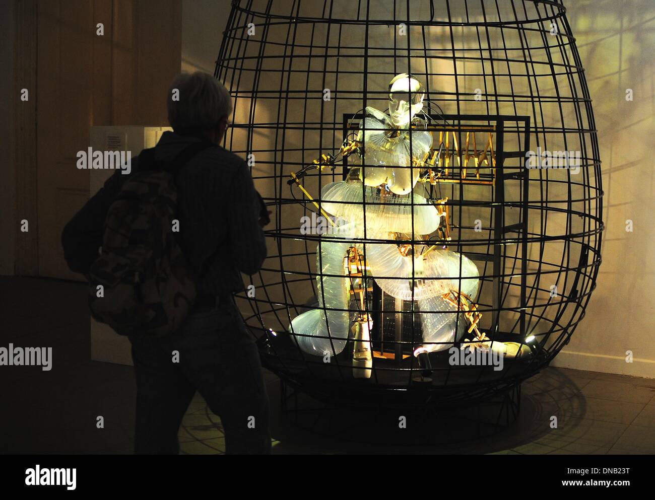 Jakarta, Indonesien. 21. Dezember 2013. Ein Besucher schaut einer Installation während der Biennale Desain und Kriya-Ausstellung im Galeri Nasional in Jakarta, Indonesien, 21. Dezember 2013. © Zulkarnain/Xinhua/Alamy Live-Nachrichten Stockfoto