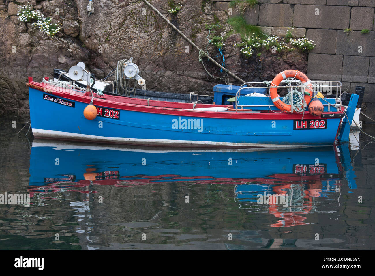 Kleinen blauen Fischerboot in Kai vertäut Stockfoto