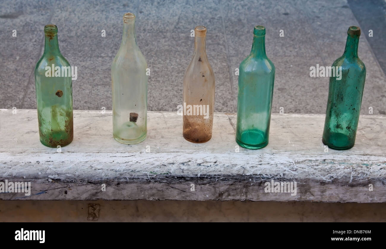 fünf alte schmutzige Flaschen in einer Zeile Stockfoto