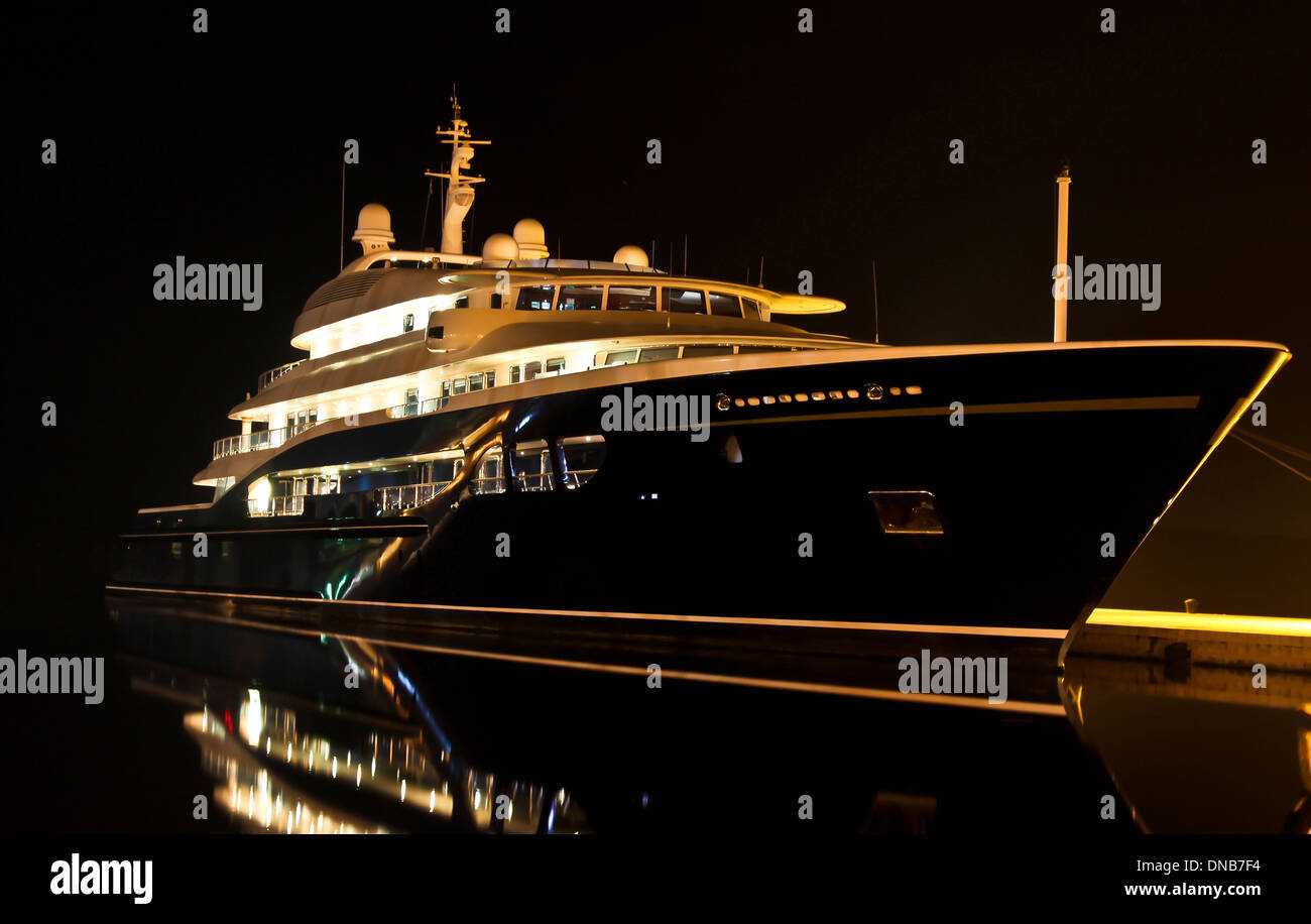 Yacht im Hafen von kalten Winternacht Stockfoto