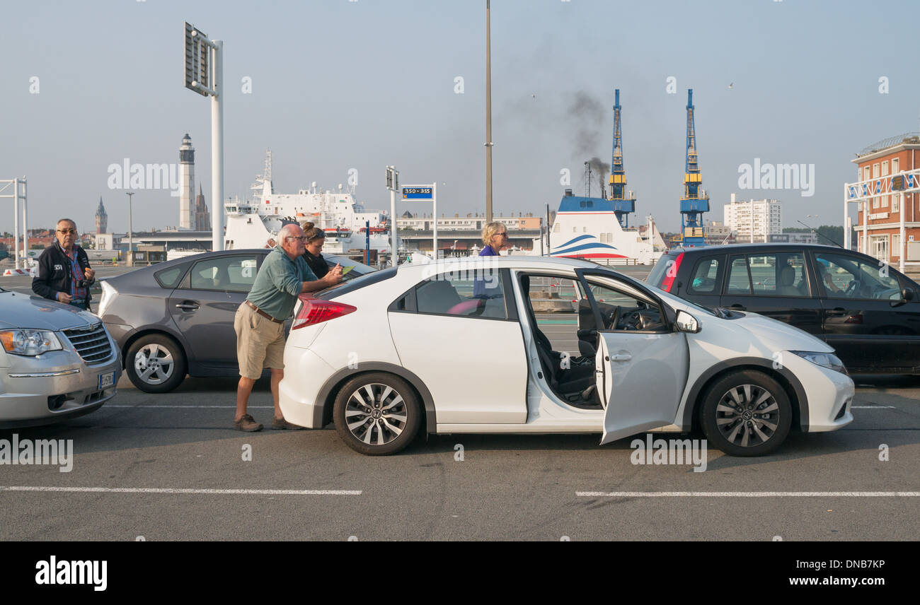 Autofahrer stehen außerhalb ihrer Autos in Warteschlange für Calais Dover Fähre, Frankreich, Europa Stockfoto