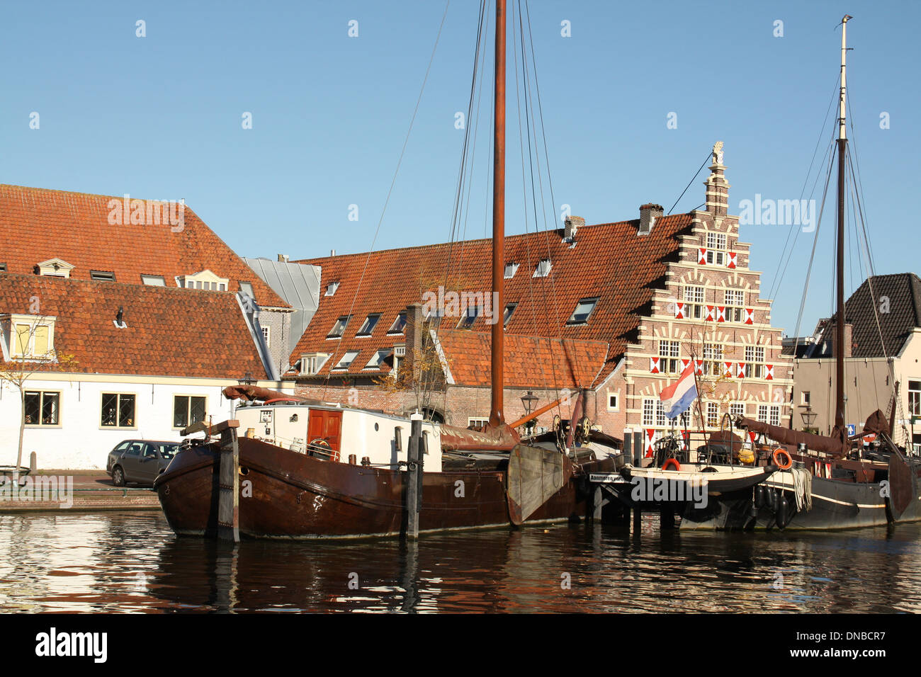 Historische Boote und Häuser in der Stadt Leiden.The Netherlanfds Stockfoto