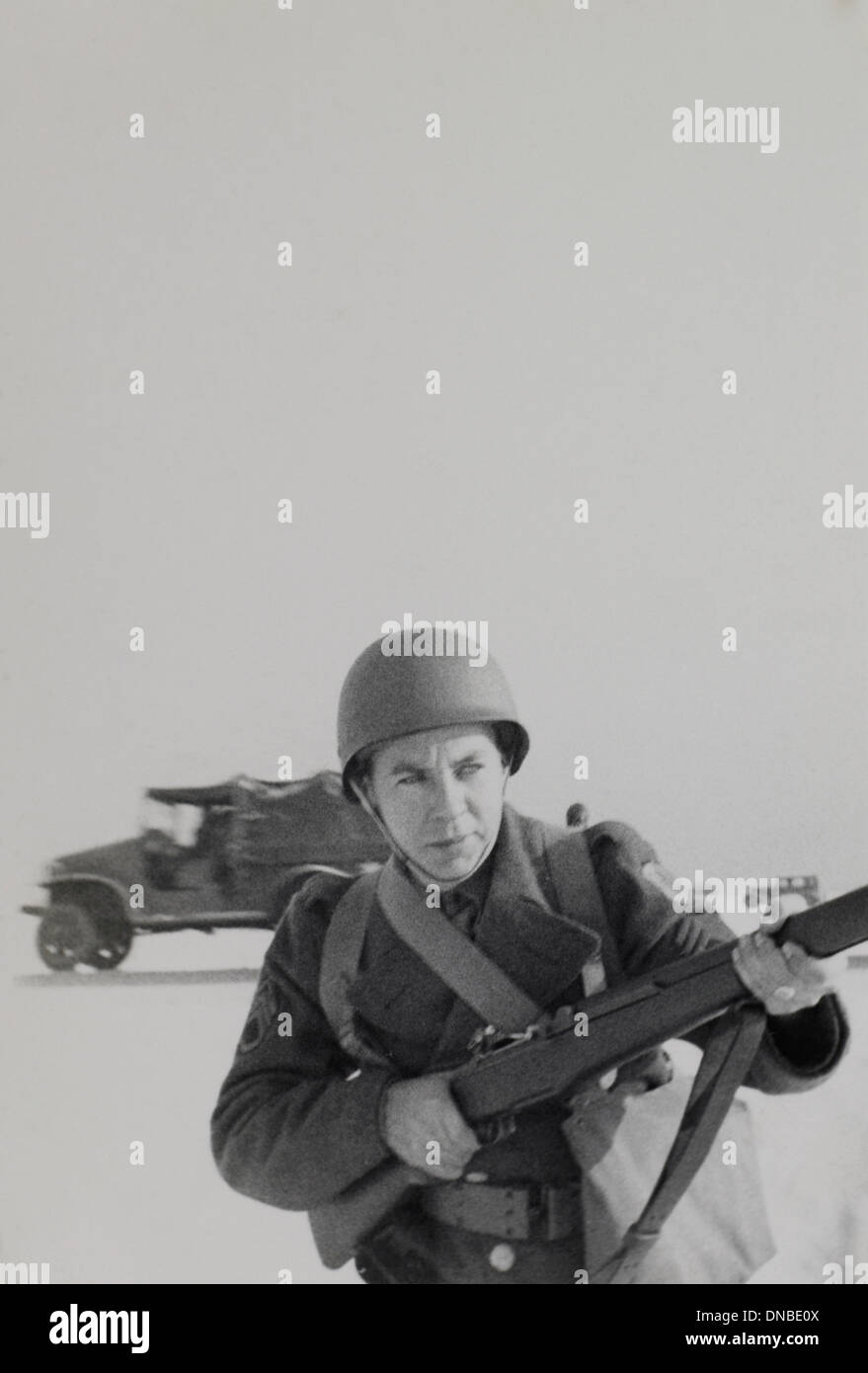 Militärische Soldat in Uniform zeigt Gewehr Portrait, WWII, US-Armee militärische Basis, Indiana, USA, 1942 Stockfoto