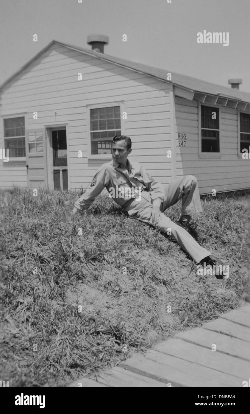 Entspannen in der Nähe von militärischen Gebäude, WWII Soldat, 325. Infanterie, u. s. Army Militär Basis, Camp Claiborne, Louisiana, USA, 1942 Stockfoto