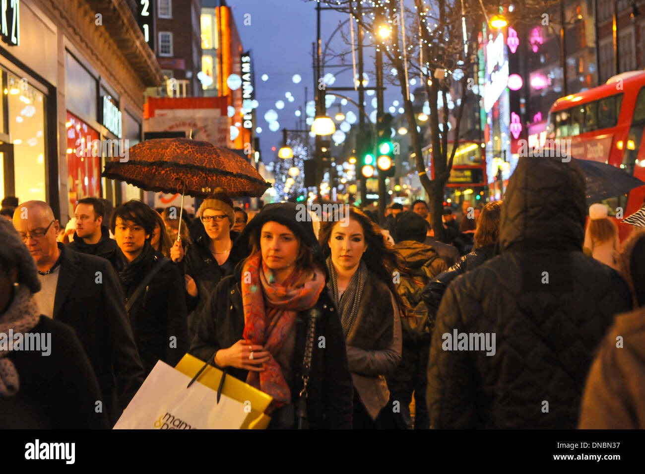 Oxford Street, London, UK. 21. Dezember 2013. Spät in die Nacht, last-minute-Weihnachts-Einkäufer im Zentrum von London. Bildnachweis: Matthew Chattle/Alamy Live-Nachrichten Stockfoto